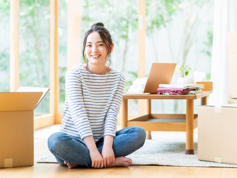 引っ越し中の女性