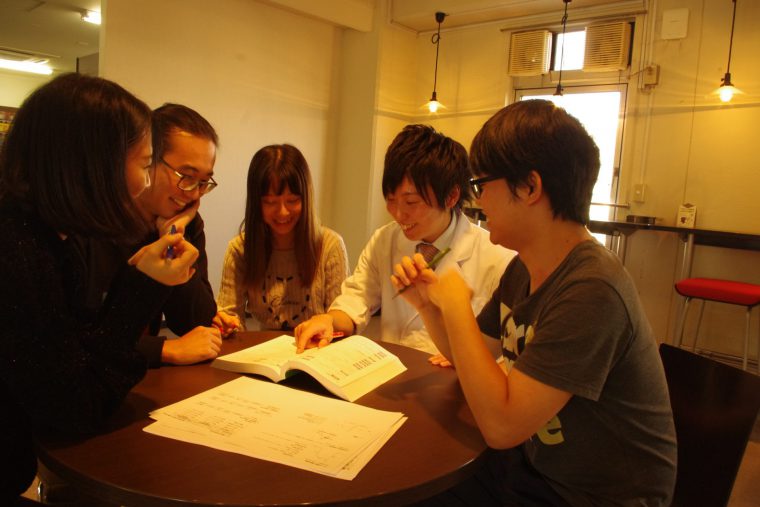 講師に質問する学生