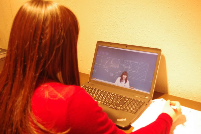 オンライン講座を受ける学生